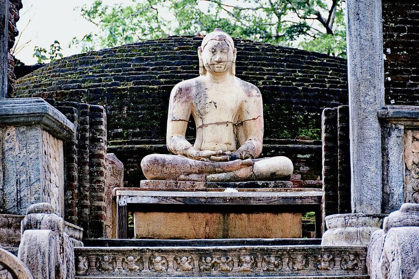 Buddha statue at the Vatadage by Frank Photos