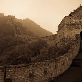 Neblige Mauer von China von Mike van den Brink