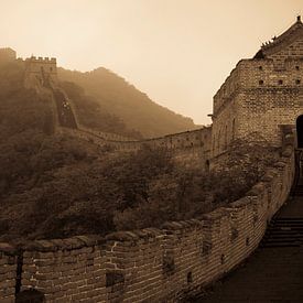 Misty wall of China van Mike van den Brink