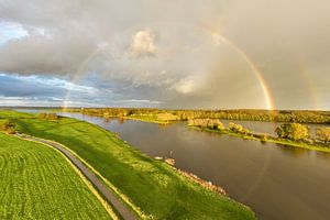Regenbogen während eines herbstlichen Regenschauers über der IJssel