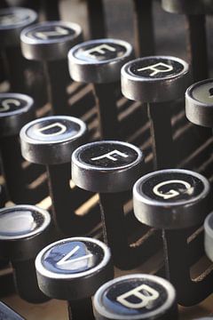 Vieilles touches de machine à écrire azerty en gros plan sur Imladris Images