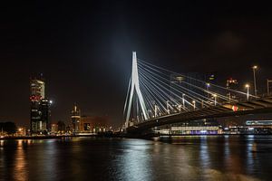 Rotterdam met haar Erasmusbrug in de nacht. van Jaap van den Berg