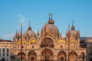 Gezicht op de San Marco-kathedraal in Venetië van Rico Ködder