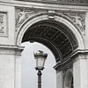 Unter dem Arc de Triomphe in Paris von Sean Vos