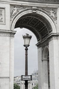 Onder de Arc de Triomphe in Parijs