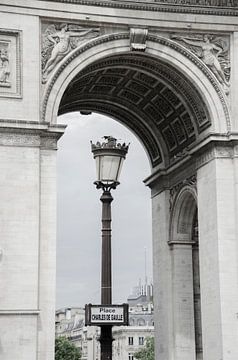 Onder de Arc de Triomphe
