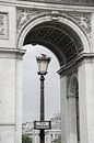 Onder de Arc de Triomphe in Parijs van Sean Vos thumbnail