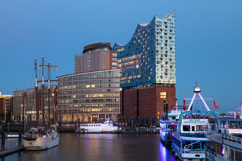 Haven van Hamburg en concertzaal Elbphilharmonie van t.ART