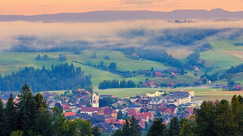 Zonsopkomst in Sumiswald in Emmental, Zwitserland