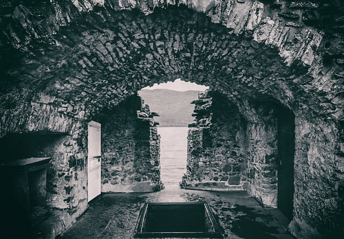 Urquhart Castle in Schotland. Catacomben ruïne bij de verdedigingsmuur.