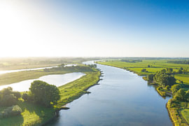 Paysage de l'IJssel vu d'en haut, un matin d'été sur Sjoerd van der Wal Photographie