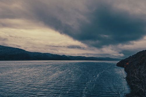 Urquhart Castle aan het beroemde meer Loch Ness in Schotland. Prachtig landschap in een rustige sfeer. Stilte, vrede en eenzaamheid.