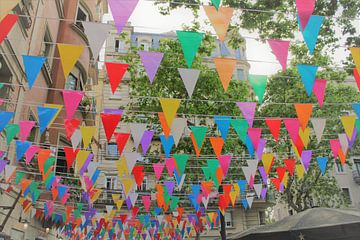 Kleurrijke vlaggenlijn in Spaanse straat van Lisa Bechtel