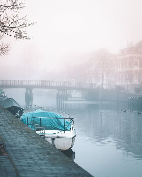 Bateau dans le brouillard par Mick van Hesteren