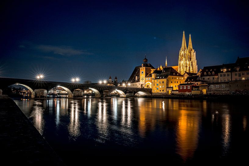 Regensburg Stenen Brug in de avond van Thilo Wagner