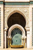 Fontein met mozaïek op de gevel van de HAssan II Moskee in Casablanca, Marokko