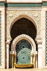 Fontaine avec mosaïque sur la façade de la mosquée HAssan II à Casablanca, Maroc