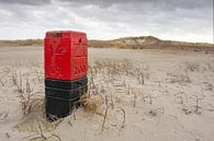 Strandpaal 14 op het strand van Waddeneiland en Nationaal Park Schiermonnikoog. van Margreet Frowijn thumbnail