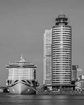 Rotterdam kop van zuid met cruiseschip  zwart / wit van Sander Groenendijk