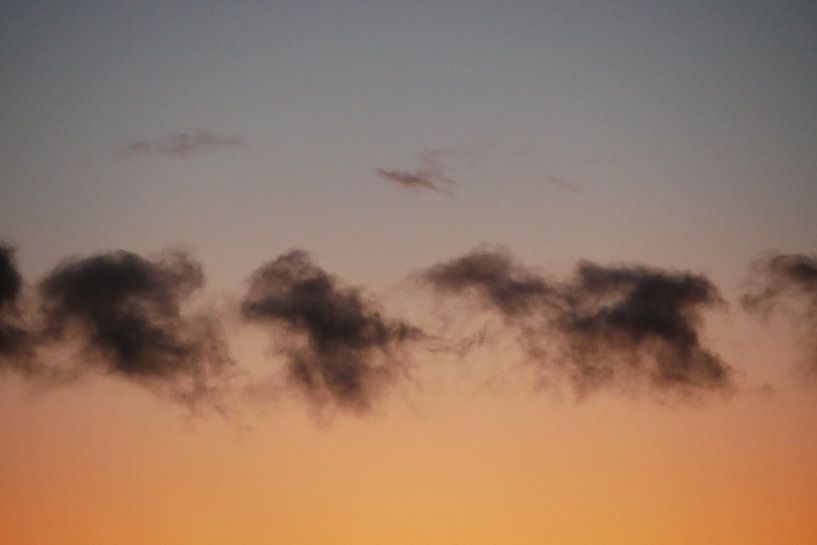Petite rangée de nuages au coucher du soleil par mekke