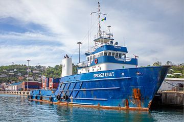 Schip in de haven van St. George's (Grenada-Caribisch gebied) van t.ART