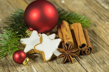 Kerststilleven met sterrenkoekje, specerijen en ornamenten op houten tafel van Alex Winter