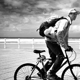 Radfahrer auf dem Boulevard (schwarz-weiß) von Rob Blok