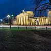 Berlin - Porte de Brandebourg et bâtiment du Reichstag à l'heure bleue sur Frank Herrmann