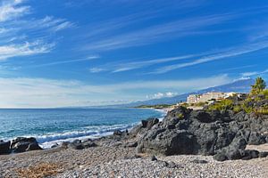 Lavagestein in Giardini Naxos mit Blick zum Vulkan Ätna