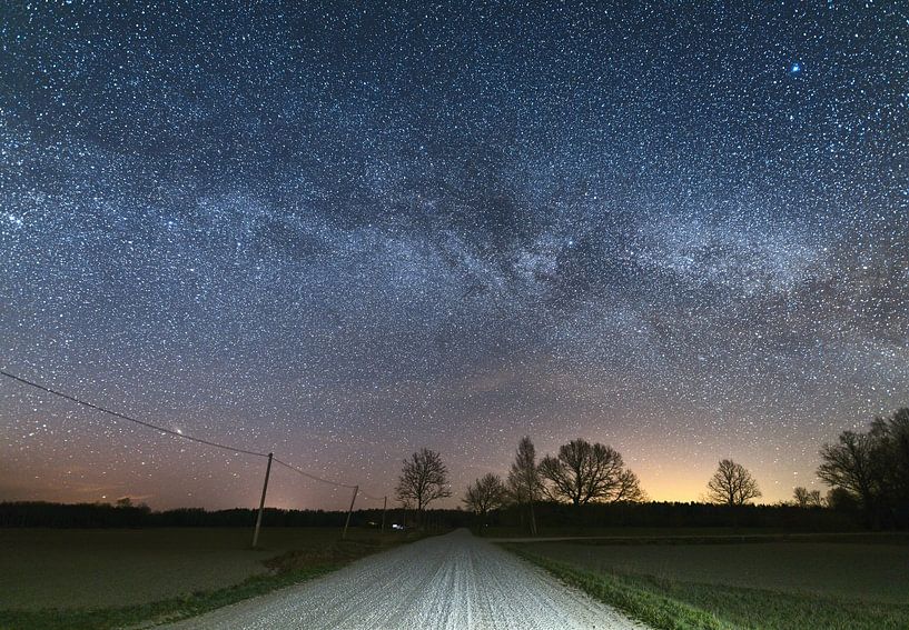 Route vide. Voie lactée dans le ciel. par Yevgen Belich