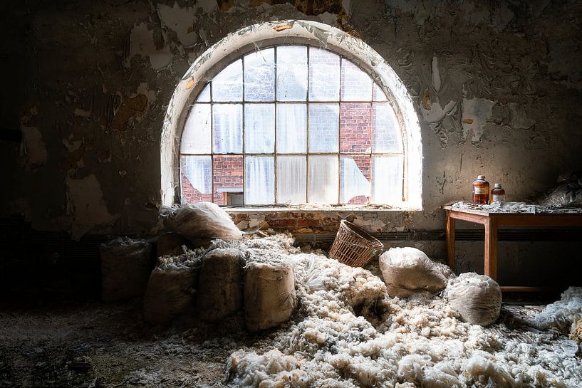 Sacs de laine abandonnés. par Roman Robroek - Photos de bâtiments abandonnés