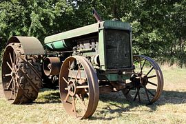 Huber Super Four 25-50 rusty tractor from 1928 by Peter Kraaibeek Fine Art