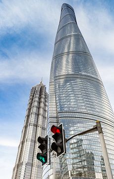 Stoplichten voor de Shanghai Tower wolkenkrabber in het moderne deel van Shanghai van Marc Venema