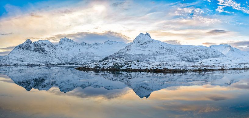 Zonsondergang over een kalm meer in de Lofoten in Noorwegen in de winter van Sjoerd van der Wal Fotografie