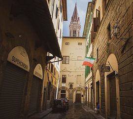Idyllic street in Florence by Dennis Langendoen