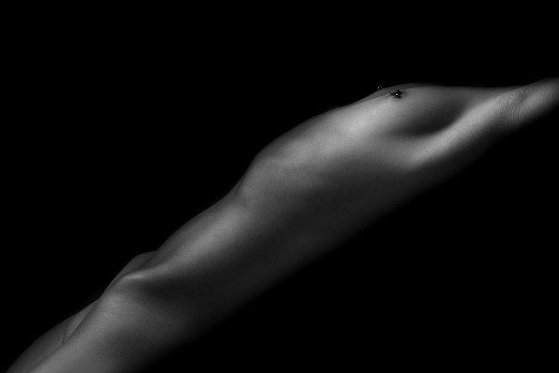 Körperlandschaft einer nackten Frau in Low-Key von Art By Dominic