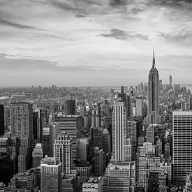 New York - panorama noir et blanc sur Manhattan sur Toon van den Einde