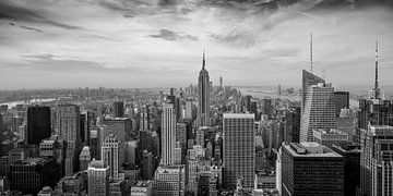 New York - Schwarz-Weiß-Panorama über Manhattan von Toon van den Einde