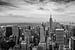New York - Schwarz-Weiß-Panorama über Manhattan von Toon van den Einde
