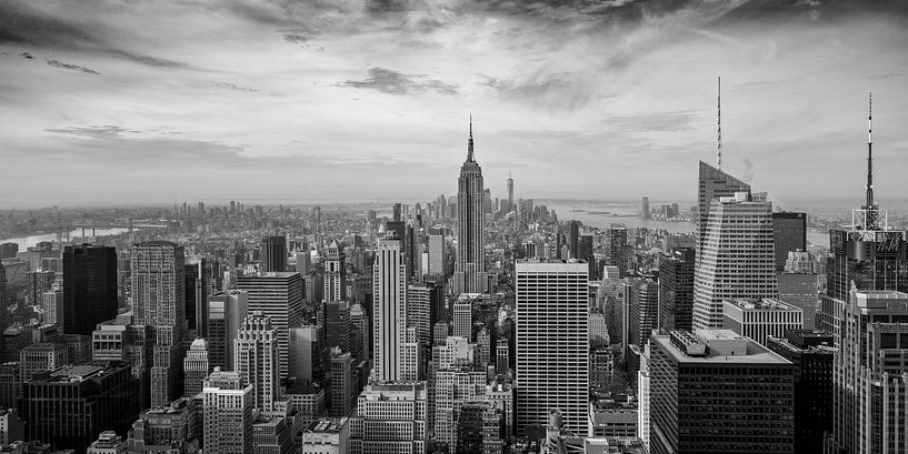 New York - black and white panorama over Manhattan by Toon van den Einde