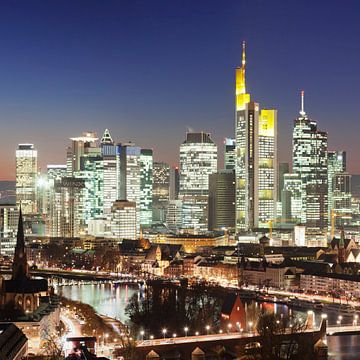 Skyline van Frankfurt op het blauwe uur van Markus Lange