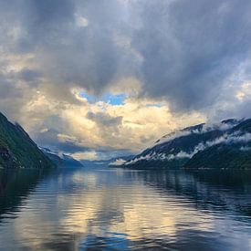 Lysefjord boottocht in Noorwegen bij zonsopkomst van Henk van Dijk