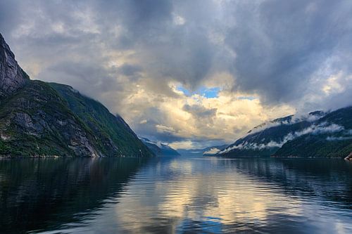 Lysefjord boottocht in Noorwegen bij zonsopkomst van Henk van Dijk