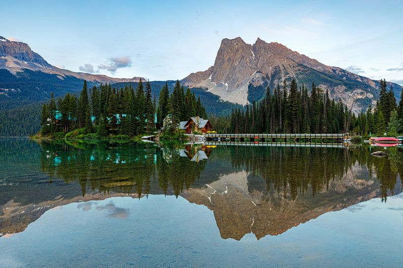 Lake Emerald in de Rocky Mountains van Roland Brack