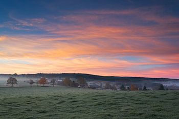 Sonnenaufgang in den belgischen Ardennen an einem kalten Herbstmorgen.