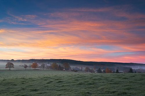 Zonsopkomst in de Belgische Ardennen op een koude herfstochtend.