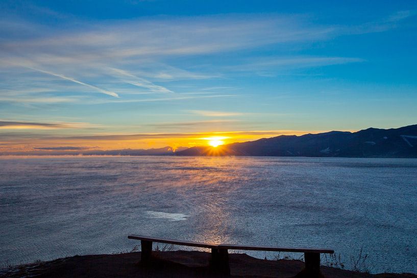 Begegnung mit dem Sonnenaufgang am kalten Baikalsee von Michael Semenov