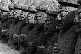 Alignée de Dol Hareubang en noir et blanc – statues en pierre de roche volcanique sur l'île de Jeju, en Corée du Sud sur The Book of Wandering