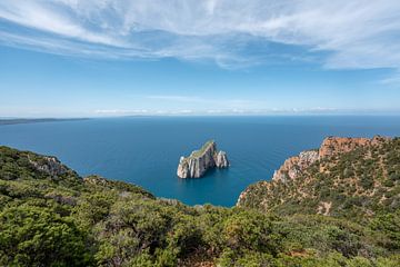Sardiniens Küste mit Klippen und Insel