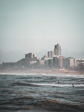 surfers aan het Scheveningse strand van Teun de Leede